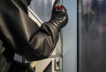 Einbrecher drangen in Kitzbüheler Geschäft ein, stahlen Kleidung und Bargeld