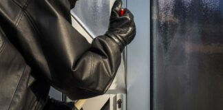 Einbrecher drangen in Kitzbüheler Geschäft ein, stahlen Kleidung und Bargeld