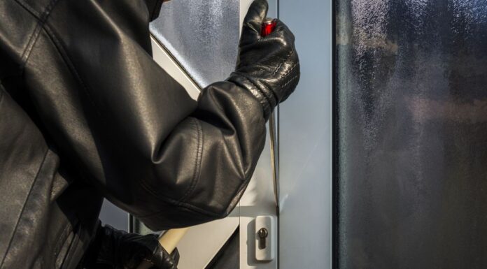 Einbrecher drangen in Kitzbüheler Geschäft ein, stahlen Kleidung und Bargeld