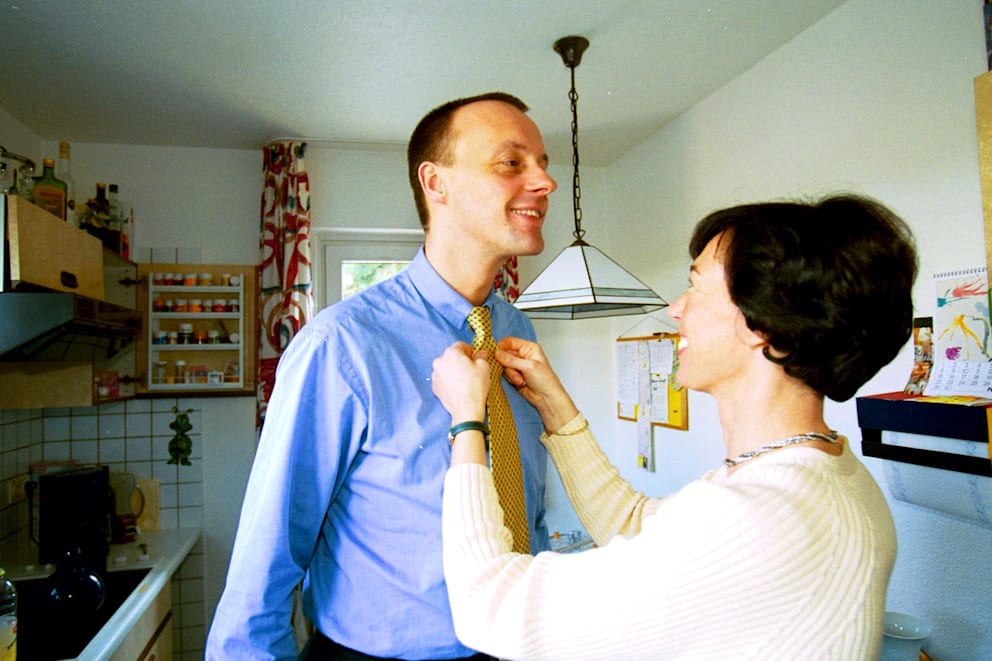 Im Februar 2000 richtet Charlotte Merz ihrem Mann, der kurz darauf zum Vorsitzenden der CDU/CSU-Bundestagsfraktion gewählt wurde, zu Hause in Arnsberg (NRW) die Krawatte