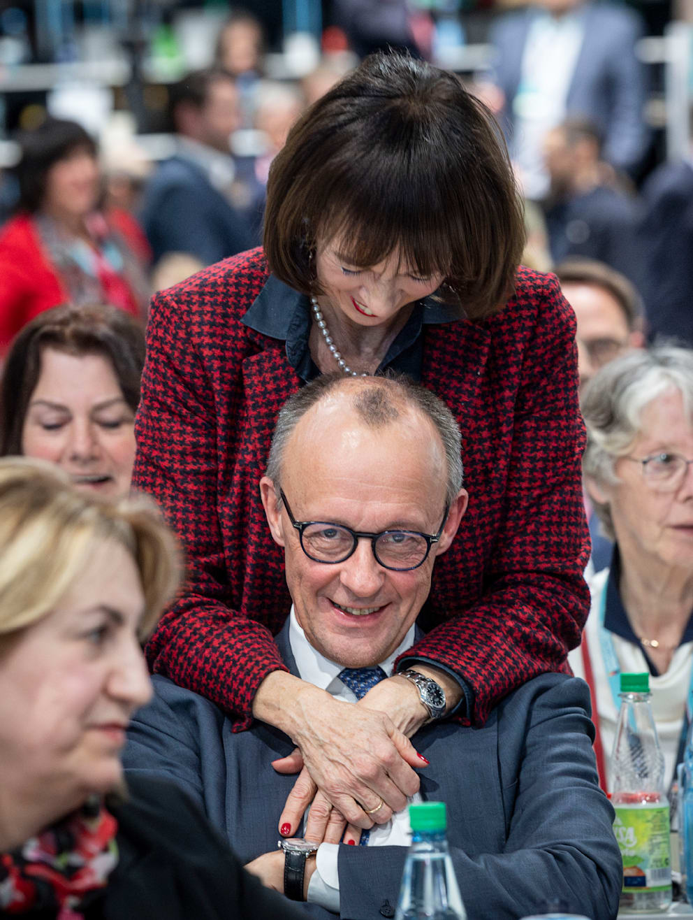 Friedrich und Charlotte Merz haben keine Scheu, wie auf dem CDU-Parteitag ihre ehrliche Zuneigung öffentlich zu zeigen