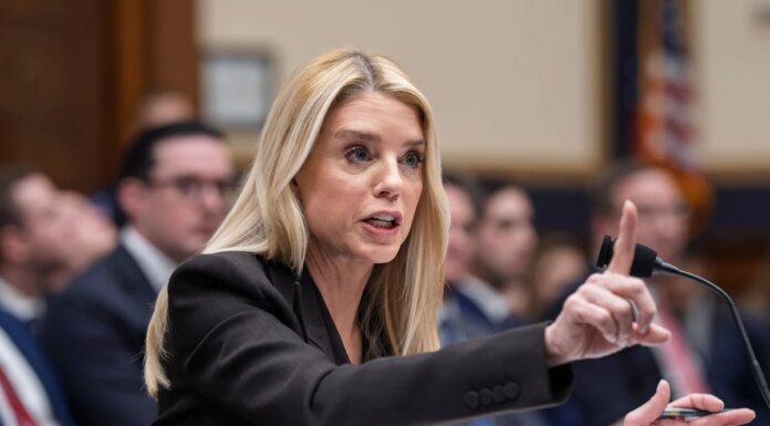 US-Regierung – Nächster Abgang im Kabinett: Trump setzt Justizministerin ab – Politik