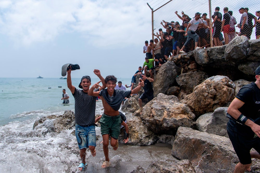Migranten überqueren die Grenze von Marokko in die spanische Exklave Ceuta.