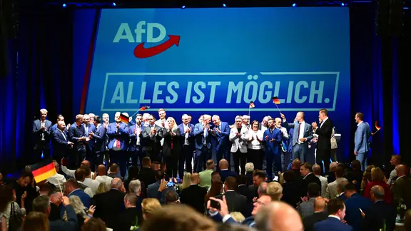 Funktionäre der AfD stehen bei der Wahlparty der AfD vor dem Schriftzug Funktionäre der AfD stehen bei der Wahlparty der AfD vor dem Schriftzug