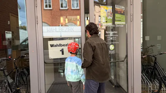 Ein Junge und ein Mann betreten das Wahllokal im Wahlbezirk 1 vom Landkreis Stendal | MDR/Anne Gehn-Zeller Ein Junge und ein Mann betreten das Wahllokal im Wahlbezirk 1 vom Landkreis Stendal
