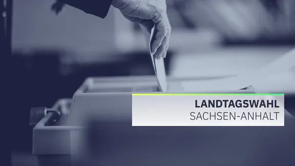 Eine Frau wirft ihren Stimmzettel in eine Wahlurne | picture alliance/dpa/Fabian Strauch Eine Frau wirft ihren Stimmzettel in eine Wahlurne