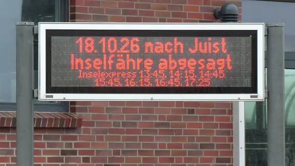 Wohl erst am Dienstag sollen die Fähren von und nach Juist wieder planmäßig fahren. | Screenshot Ein Schild weist auf die gestrichene Inselfähre nach Juist hin.